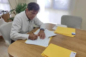 L'alcalde d'Alzira, Alfons Domínguez, ha signat la cessió.