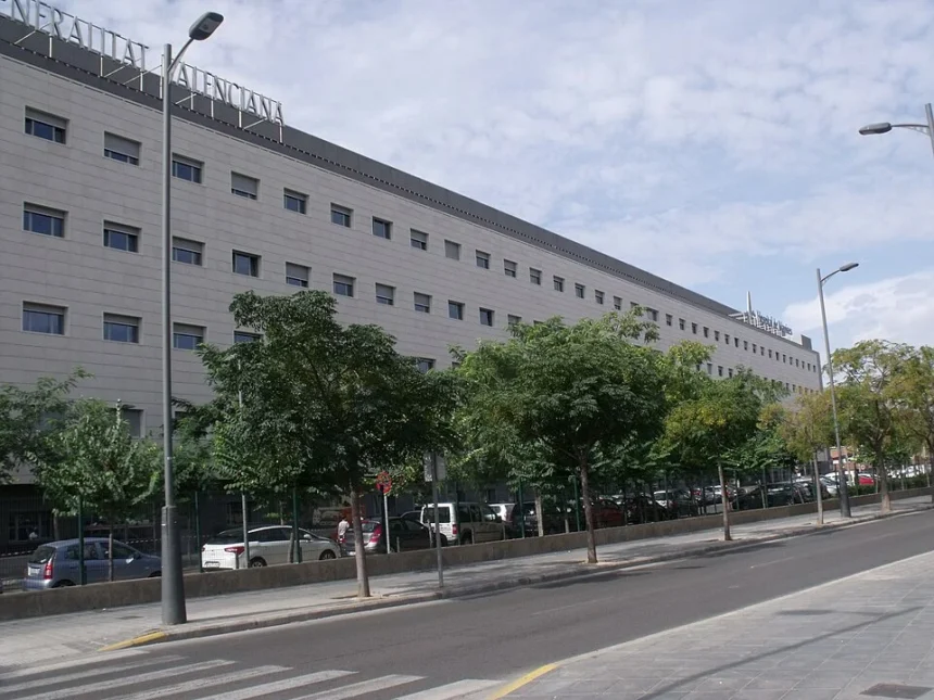 Fachada del edificio del Hospital de Manises, sede del departamento de salud, con árboles en la acera