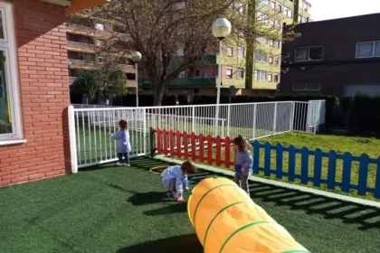 Niños y niñas jugando en el patio exterior de una escoleta infantil
