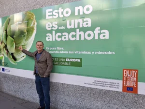 Pedro Herrera presidente de Alcachofa de Espana delante de una lona publicitaria del programa europeo Una Europa Mas Saludable en Fruit Attraction 2026