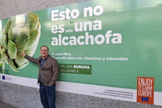 Pedro Herrera, presidente de Alcachofa de España, ante una lona del programa europeo Una Europa Más Saludable en Fruit Attraction 2026