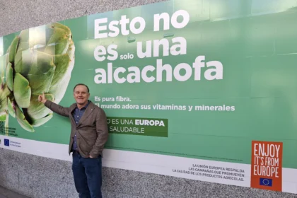 Pedro Herrera, presidente de Alcachofa de España, ante una lona del programa europeo Una Europa Más Saludable en Fruit Attraction 2026