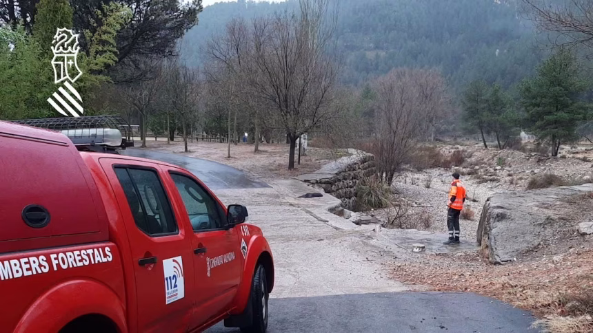 Bomberos forestales de la Generalitat vigilando el nivel de un cauce