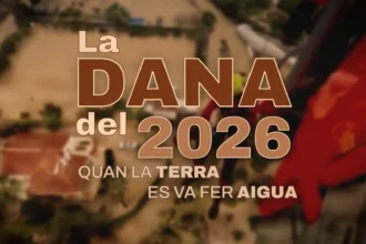 Imatge promocional del reportatge «La dana del 2026. Quan la terra es va fer aigua» d'À Punt, amb una vista aèria d'una zona inundada
