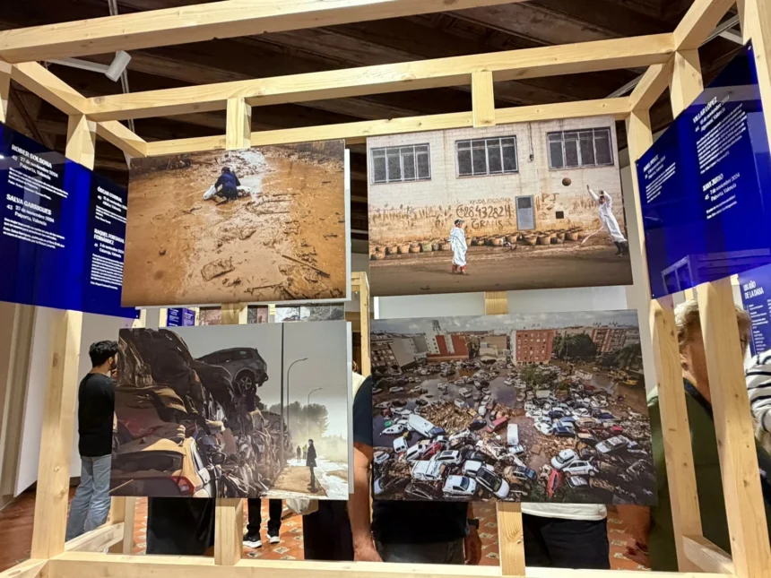 Fotografías de la exposición Un año de la DANA montadas en el Castell de Alaquàs