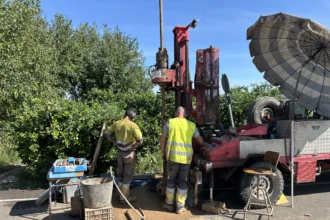 Operarios junto a una máquina de perforación realizando un sondeo geotécnico del terreno