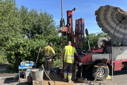 Operarios junto a una máquina de perforación realizando un sondeo geotécnico del terreno