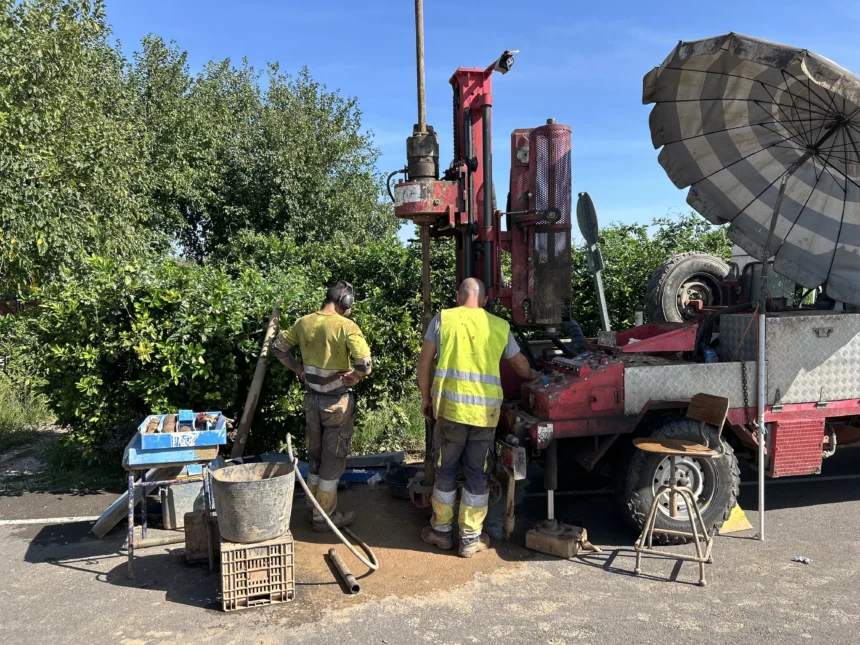 Operarios junto a una máquina de perforación realizando un sondeo geotécnico del terreno
