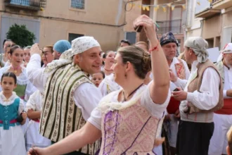 Dansadors amb indumentària tradicional en un carrer de Benigànim durant l’Aplec de Danses de la Vall d’Albaida