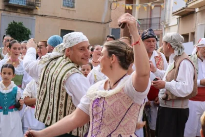 Dansadors amb indumentària tradicional en un carrer de Benigànim durant l’Aplec de Danses de la Vall d’Albaida