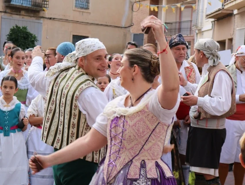 Dansadors amb indumentària tradicional en un carrer de Benigànim durant l’Aplec de Danses de la Vall d’Albaida