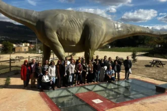 Estudiantes brasileños posan junto a la réplica del Losillasaurus en Aras de los Olmos