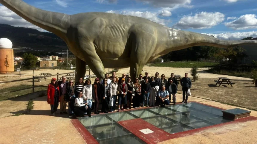 Estudiantes brasileños posan junto a la réplica del Losillasaurus en Aras de los Olmos