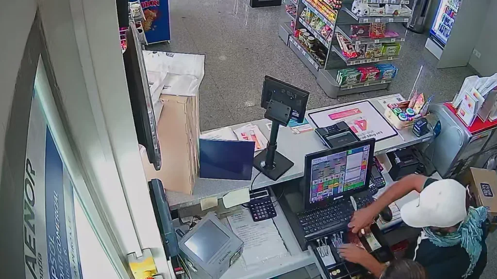 Fotograma de una cámara de seguridad del interior de una gasolinera, con el mostrador y la caja