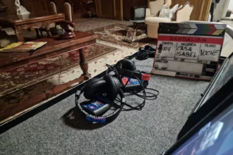 Claqueta de la sèrie Bambalina i uns auriculars en un dels sets de rodatge dels estudis de Bunyol