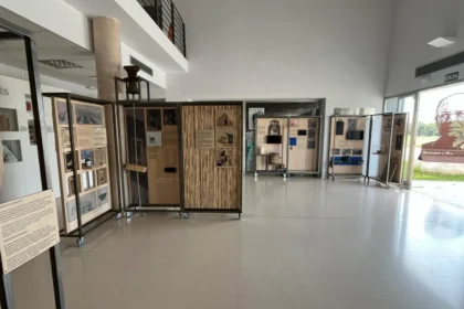 Paneles de la exposición 'Sostenibilitat. Museus km 0' en el Auditorio y Casa de la Cultura de Benimodo