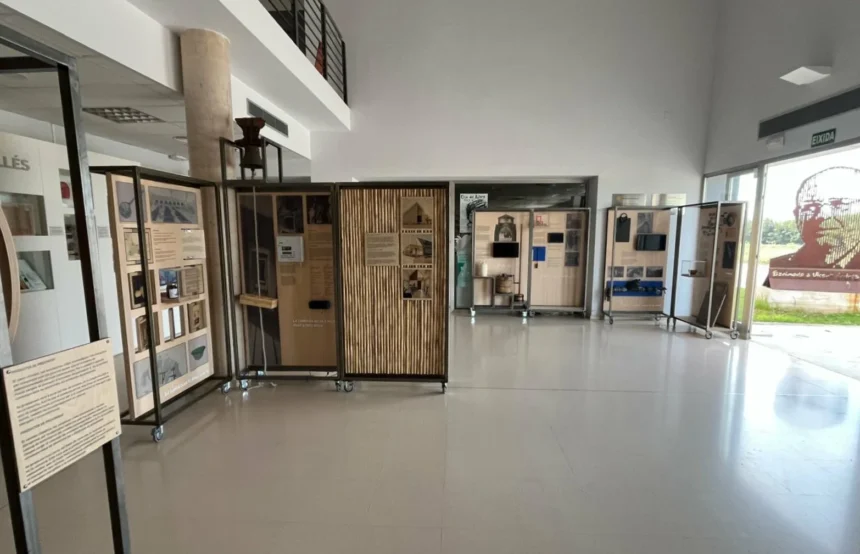 Paneles de la exposición 'Sostenibilitat. Museus km 0' en el Auditorio y Casa de la Cultura de Benimodo