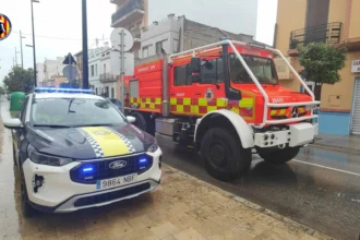 Los bomberos y las policías locales han actuado en las zonas afectadas.