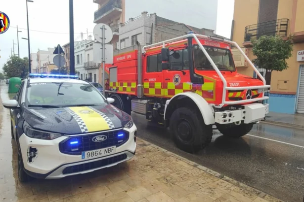 Los bomberos y las policías locales han actuado en las zonas afectadas.