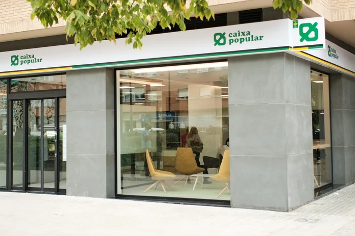 Fachada de una oficina de Caixa Popular