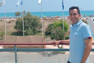 El alcalde de Canet d'en Berenguer, Pere Antoni, en el paseo junto a la playa de Racó de Mar