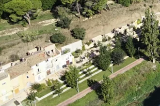 Cases que s'enderrocaran, junt al parc de les Mamàs Belgues de Catereria.