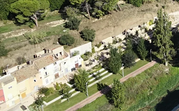 Cases que s'enderrocaran, junt al parc de les Mamàs Belgues de Catereria.