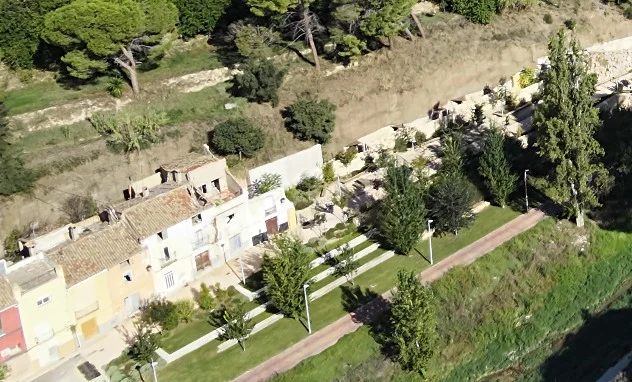 Cases que s'enderrocaran, junt al parc de les Mamàs Belgues de Catereria.