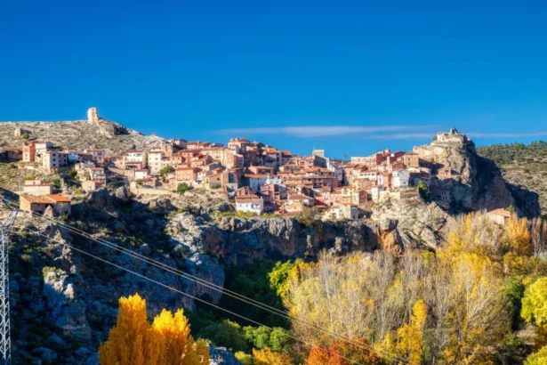 Vista de Castielfabib sobre la roca, con vegetación otoñal, en el Rincón de Ademuz