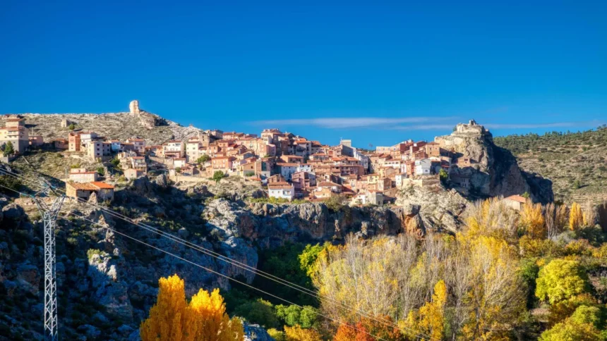 Vista de Castielfabib sobre la roca, con vegetación otoñal, en el Rincón de Ademuz