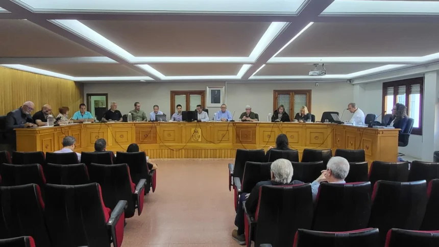 Concejales en la mesa del salón de plenos del Ayuntamiento de Chiva durante una sesión con público