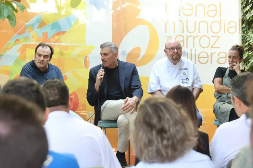 Mesa de cocineros y ponentes en la presentación de la III Bienal Mundial del Arroz de Cullera