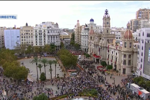 Vista aèria de la plaça de l’Ajuntament de València plena de gent, amb el desplegament tècnic d’À Punt