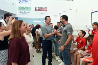Autoridades y vecinos se saludan en el trinquet municipal de El Genovés durante la presentación del Plan de Trinquets