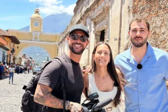 Eva Fernández, d'Alaquàs, amb part de l'equip de Valencians al món a Antigua Guatemala