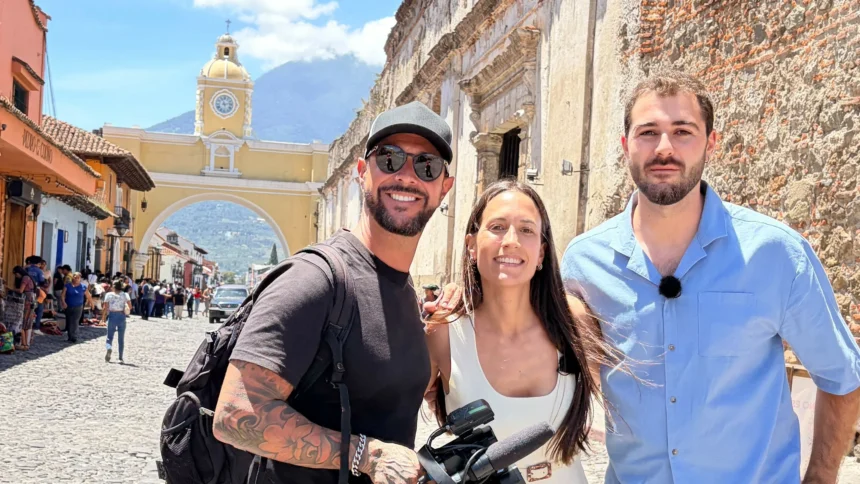 Eva Fernández, d'Alaquàs, amb part de l'equip de Valencians al món a Antigua Guatemala