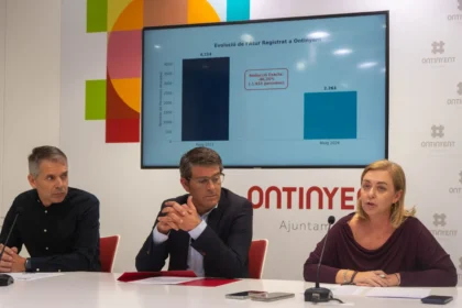 Presentació de la Fira d'Ocupació d'Ontinyent amb una gràfica sobre l'evolució de l'atur