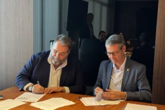 Firma de l'acord de l'Ajuntament d'Almussafes amb CECOTEC.