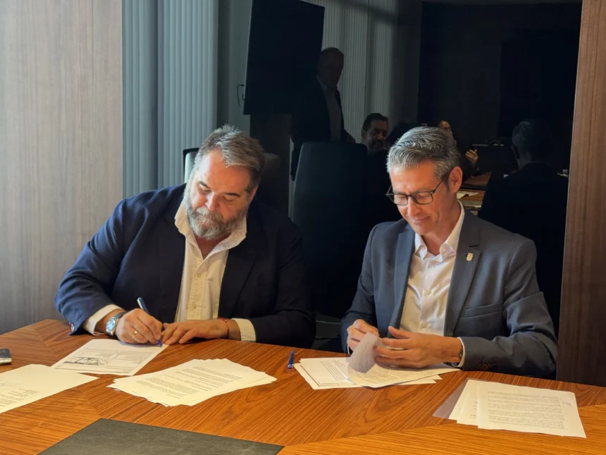 Firma de l'acord de l'Ajuntament d'Almussafes amb CECOTEC.