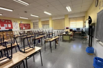 Aula del CEIP Rei en Jaume de Foios con pupitres, estanterías y pizarra