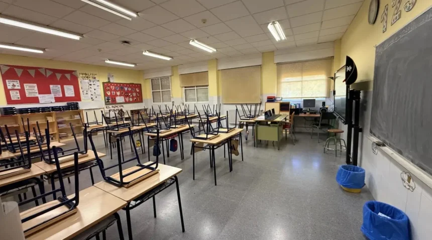 Aula del CEIP Rei en Jaume de Foios con pupitres, estanterías y pizarra