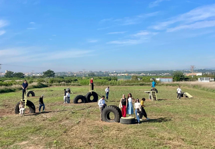 Instalación artística de Miradors de l'Horta con neumáticos y escaleras en un campo de l'Horta