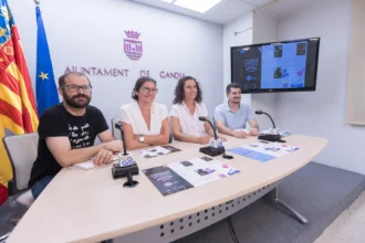 Quatre persones, durant la presentació de la programació de cinema en valencià a la sala de premsa de l’Ajuntament de Gandia