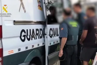 Agentes de la Guardia Civil junto a un furgón del cuerpo durante una actuación