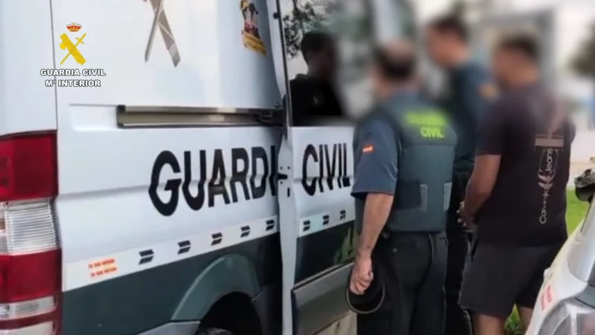 Agentes de la Guardia Civil junto a un furgón del cuerpo durante una actuación