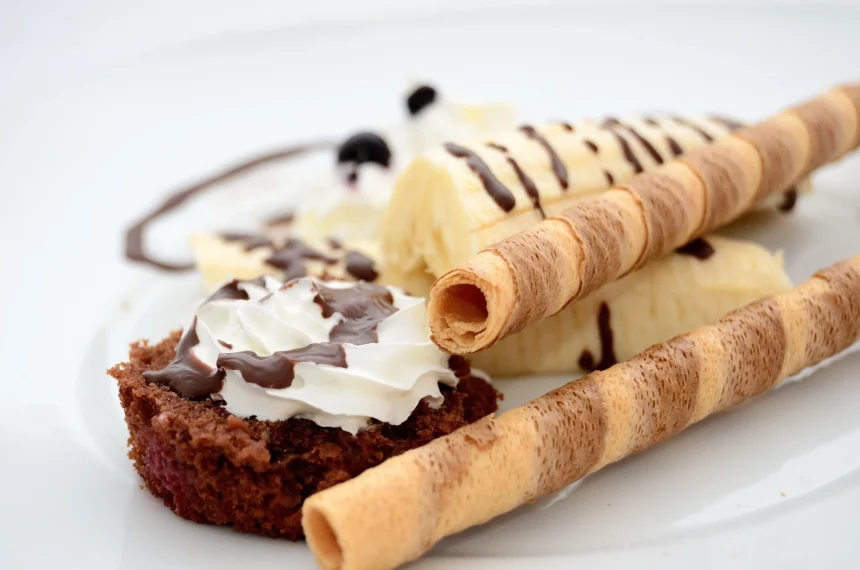 Postre con bizcocho de chocolate, nata, plátano y barquillos
