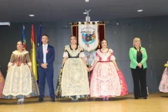 Las falleras mayores de Llíria para 2027 posan en el escenario durante el acto de proclamación