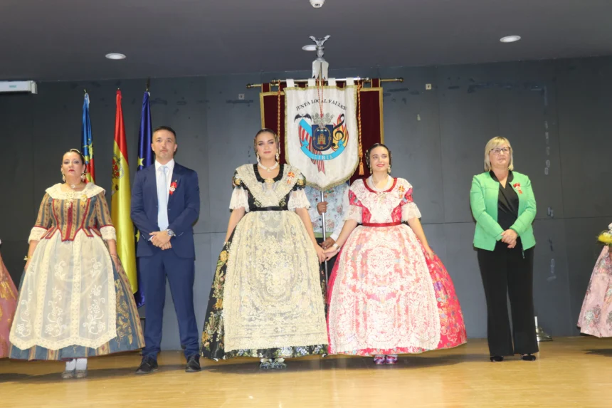 Las falleras mayores de Llíria para 2027 posan en el escenario durante el acto de proclamación