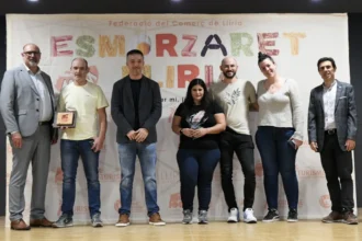 Responsables de la Federació del Comerç de Llíria i representants dels locals guardonats al lliurament dels premis de L'Esmorzaret Llirià 2026