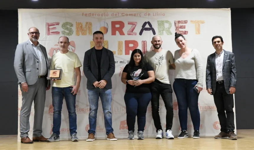 Responsables de la Federació del Comerç de Llíria i representants dels locals guardonats al lliurament dels premis de L'Esmorzaret Llirià 2026